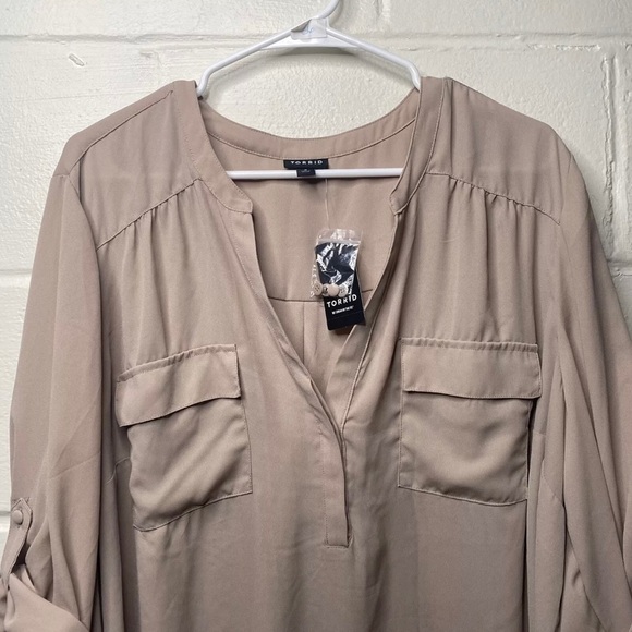 NEW Torrid size 3X Tan V Neck Tunic Top Roll Tab 3/4 Sleeve Lightweight Hi Lo - Picture 2 of 9